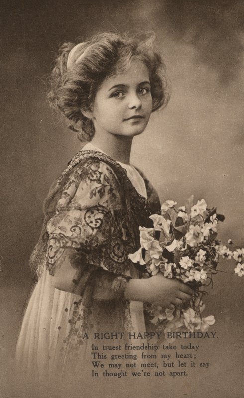 Menina com uma pose de flores e uma saudação de aniversário (foto a p/b) de English Photographer