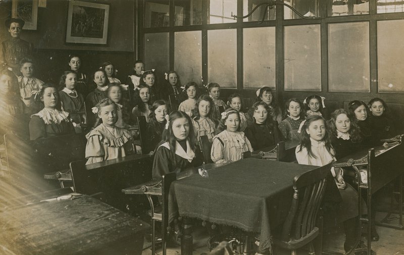 Meninas, sentando, em, um, sala aula de English Photographer