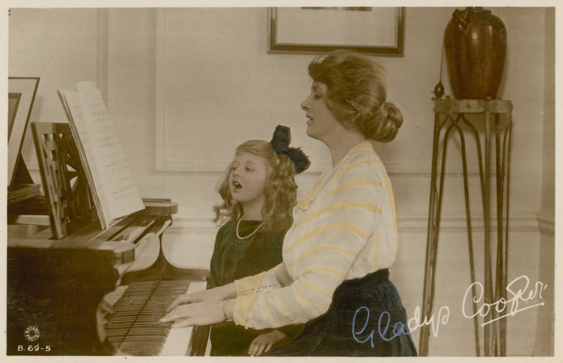 Gladys Cooper e garota no piano de English Photographer