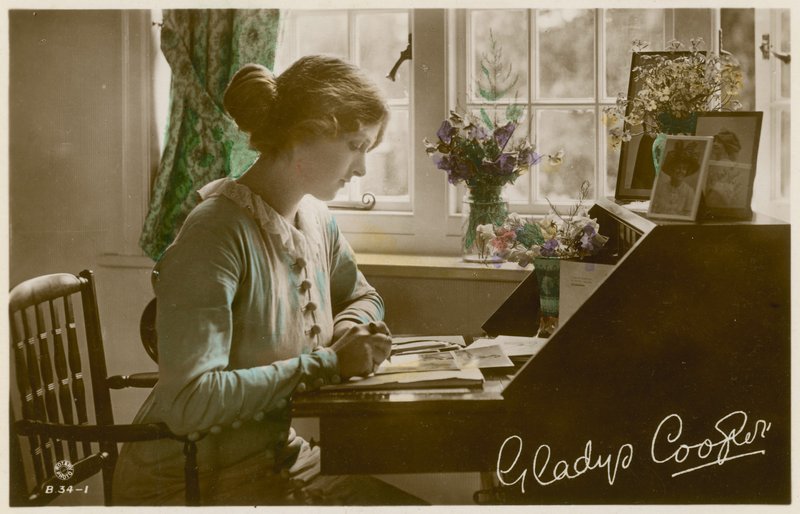 Gladys Cooper na mesa de English Photographer