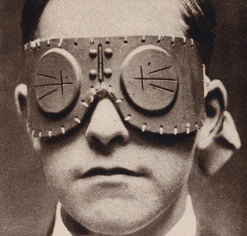 Óculos de proteção contra estilhaços de obuses, Primeira Guerra Mundial (fotografia a preto e branco) de English Photographer