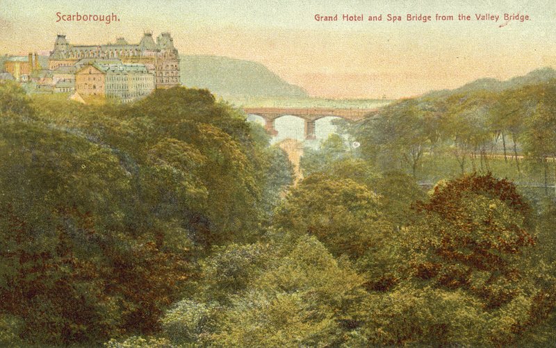 Grand Hotel and bridge, Scarborough (foto a cores) de English Photographer