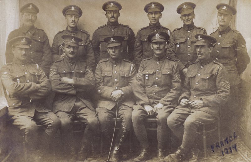 Grupo de soldados ingleses, 1ª Guerra Mundial, França 1917 (foto a p/b) de English Photographer