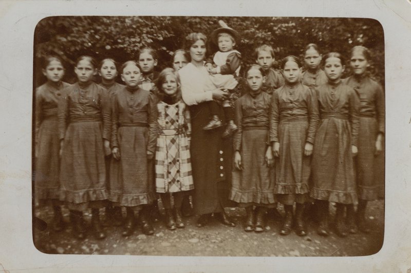 Grupo de supostamente órfãos, possivelmente crianças Barnardos (foto a p/b) de English Photographer