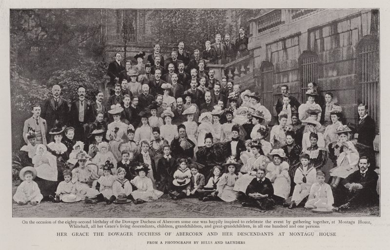 Sua graça a duquesa viúva de Abercorn e seus descendentes na Montagu House de English Photographer