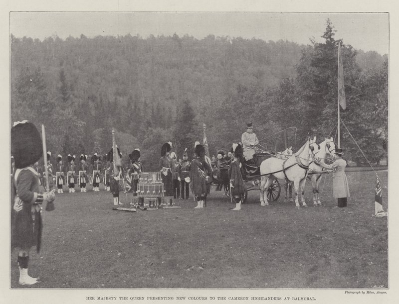 Sua majestade a rainha apresentando novas cores para os montanheses de Cameron em Balmoral de English Photographer