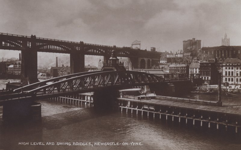 Pontes de Alto Nível e Swing Bridges, Newcastle-On-Tyne (foto a p/b) de English Photographer