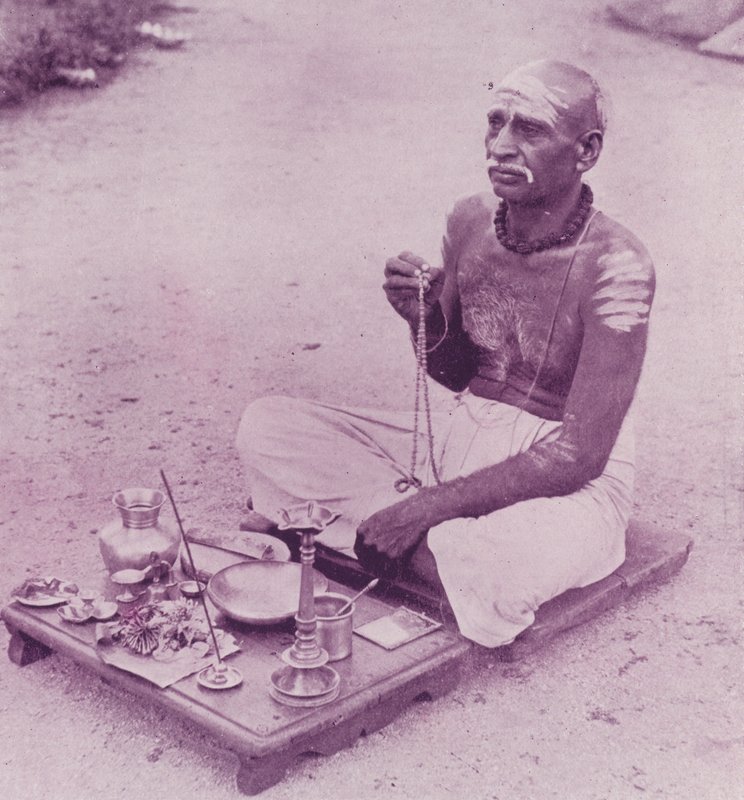 Padre hindu em suas devoções de English Photographer