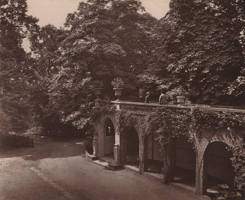 Holland House, Londres: Terrace over Colonnade, South Side (foto p/b) de English Photographer