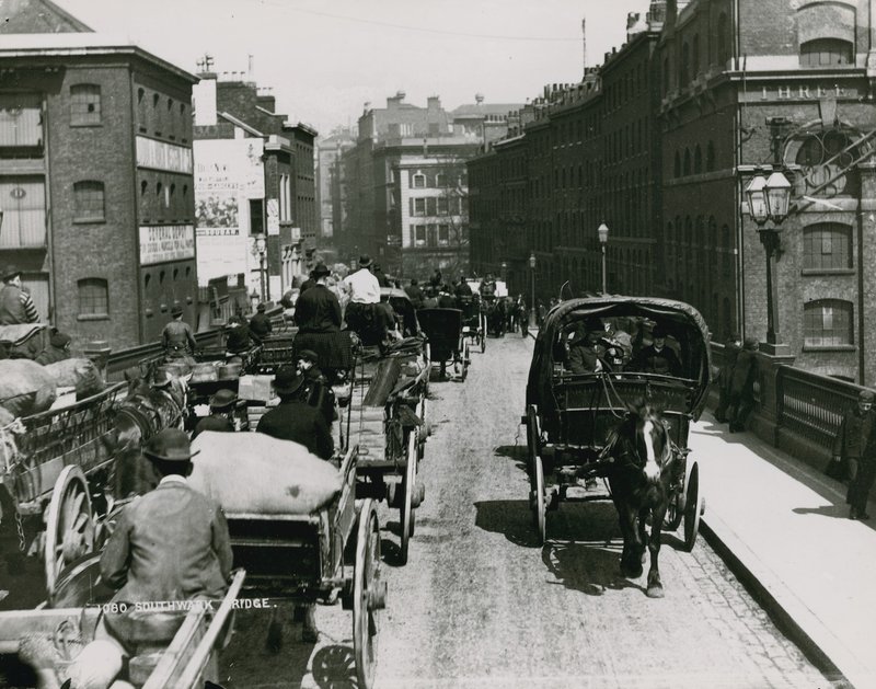 Carrinhos puxados por cavalos passando por Southwark Bridge de English Photographer