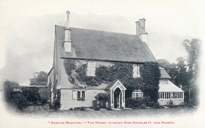 Casa na aldeia de Long Marston, Gloucestershire, onde o Rei Carlos II ficou escondido após a sua fuga após a derrota do seu exército na Batalha de Worcester. de English Photographer