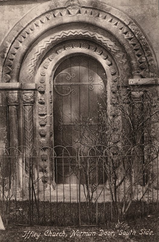 Iffley Church, Norman Door, South Side (foto a p/b) de English Photographer