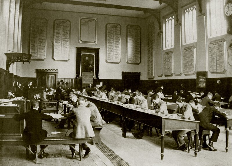 Em uma grande escola pública: Cheltenham (foto a p/b) de English Photographer