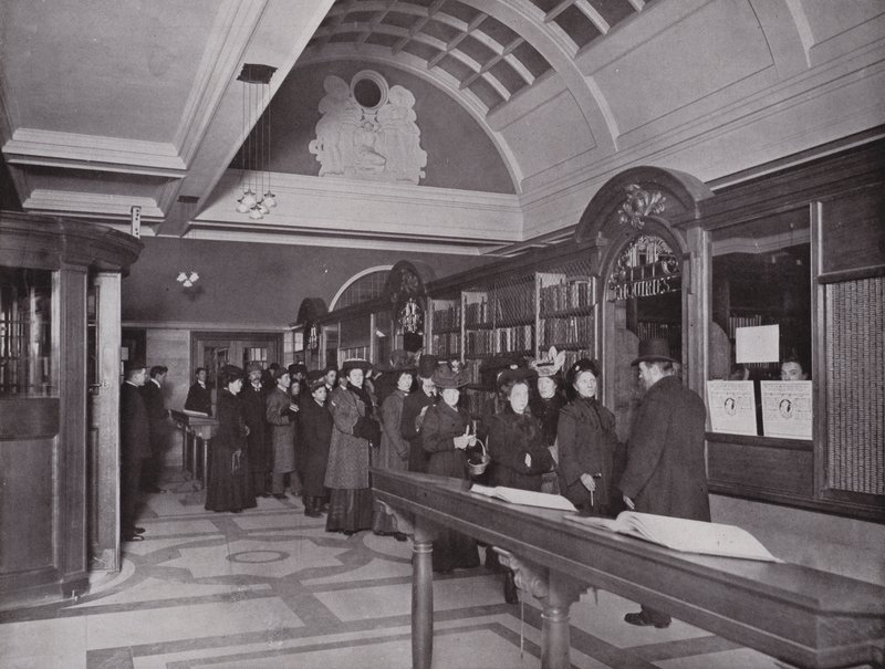Na Biblioteca Central de Carnegie, Hammersmith de English Photographer