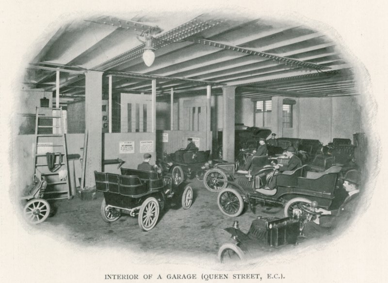 Interior de uma garagem, Queen Street, EC1 de English Photographer