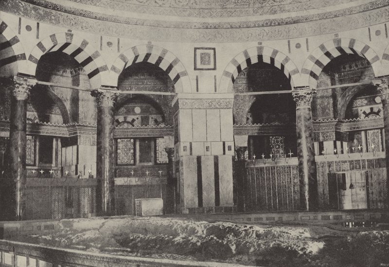 Interior da Mesquita de Omar, em pé sobre a rocha onde Abraão é pensado para ter oferecido de English Photographer