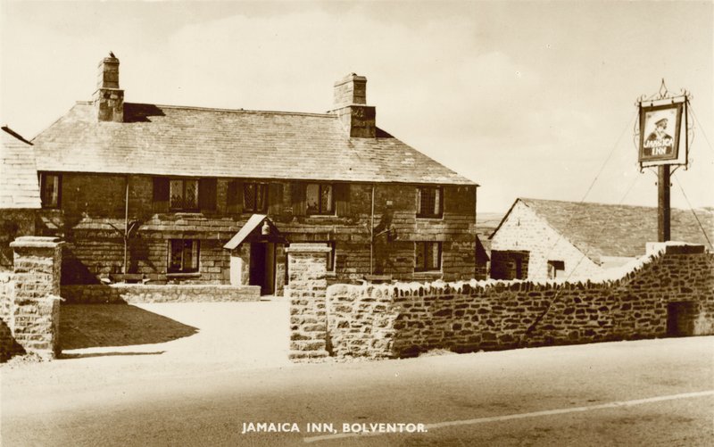 Jamaica Inn, Bolventor, Cornualha, famosa por ser associada ao contrabando da Cornualha e celebrada no livro homônimo de Daphne Du Maurier (foto a p/b) de English Photographer