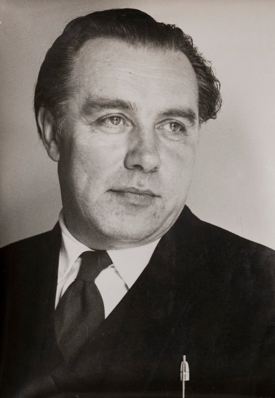 Jerzy Faczynski, arquiteto polonês que veio para a Grã-Bretanha como refugiado em 1941 (foto a p/b) de English Photographer