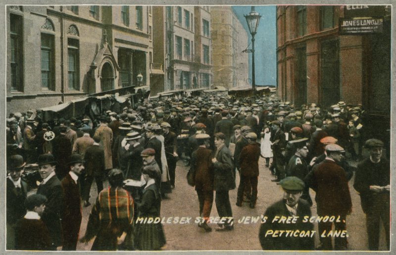 Escola Livre de Judeus, Middlesex Street, Petticoat Lane, Londres de English Photographer