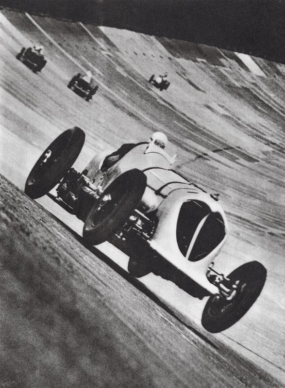 Napier-Railton de John Cobb em corrida em Brooklands (fotografia a preto e branco) de English Photographer
