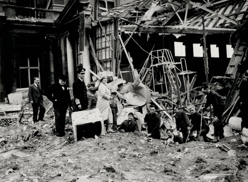 Rei George VI e Rainha Isabel, juntamente com Winston Churchill, pesquisando os danos da bomba, presumivelmente no Palácio de Buckingham (foto a p/b) de English Photographer