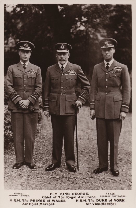 Rei George V, o Príncipe de Gales e o Duque de York no uniforme da Força Aérea de English Photographer