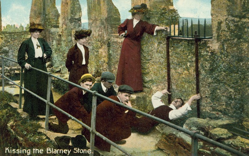 Beijando a Pedra Blarney (foto colorida) de English Photographer