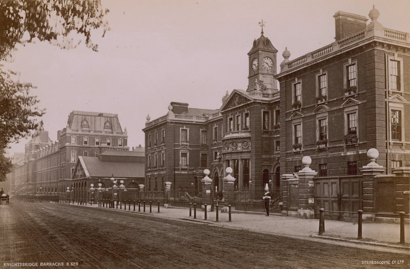 Knightsbridge Barracks, em Londres de English Photographer