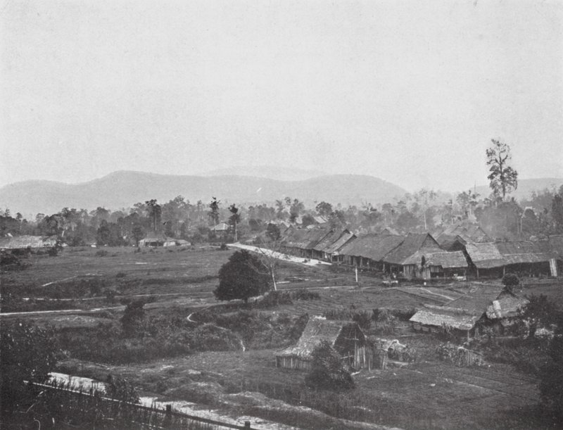 Kuala Lumpor em 1884, site dos atuais Escritórios do Governo (foto a p/b) de English Photographer