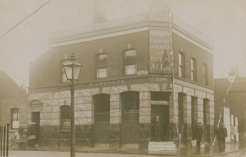 Rapazes da aldeia, Mary Anne Street, Stepney, Londres de English Photographer