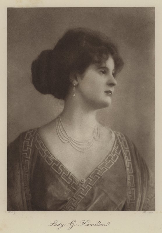 Lady G Hamilton (fotografia a preto e branco) de English Photographer