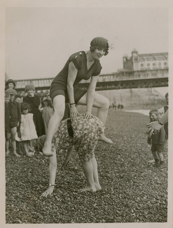 Saltando sobre a praia de Brighton de English Photographer
