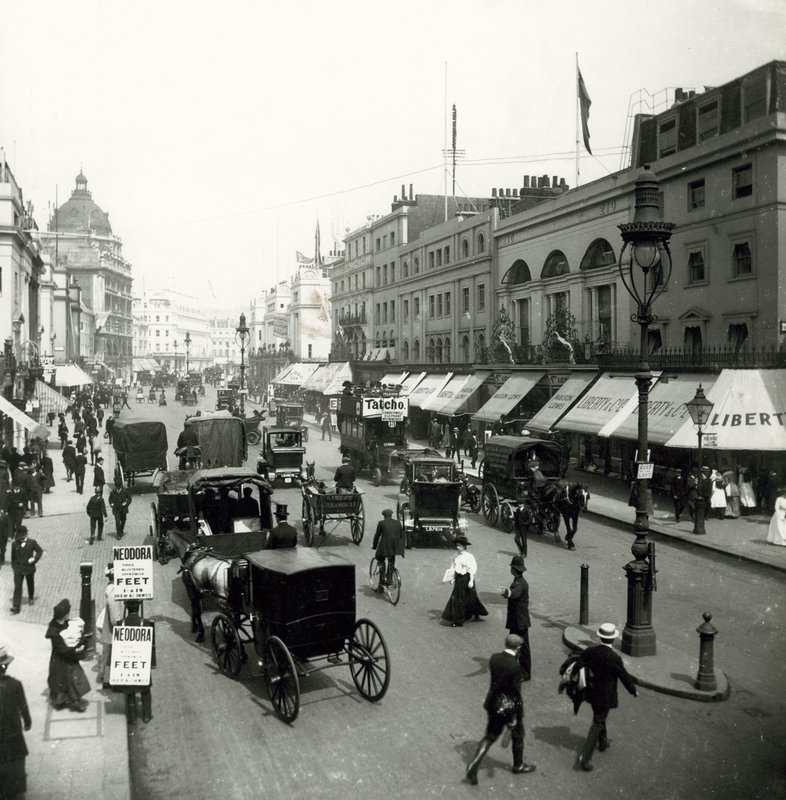 Liberty and Co, Regent Street, Londres de English Photographer