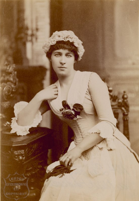 Lillie Langtry, atriz, fotografa no papel de Miss Hardcastle de English Photographer