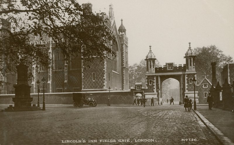 Lincolns Inn Fields Gate, Londres de English Photographer