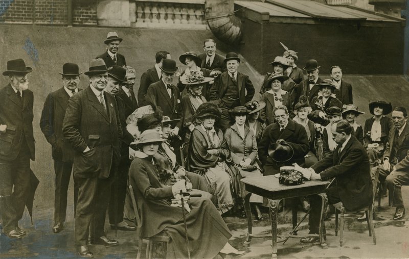 Ouvindo sir James Barrie, leia O telhado de Adrianable Crichton on Wyndhams em 1912 de English Photographer