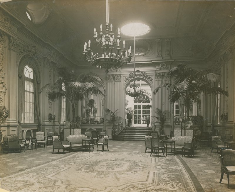 Saguão do Hotel Cecil, Londres de English Photographer