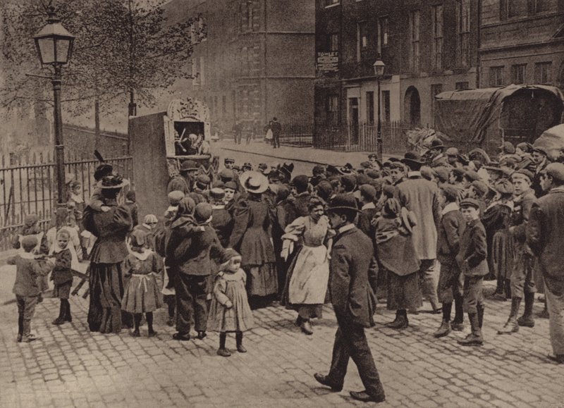 Londres: Punch and Judy Show (foto a p/b) de English Photographer