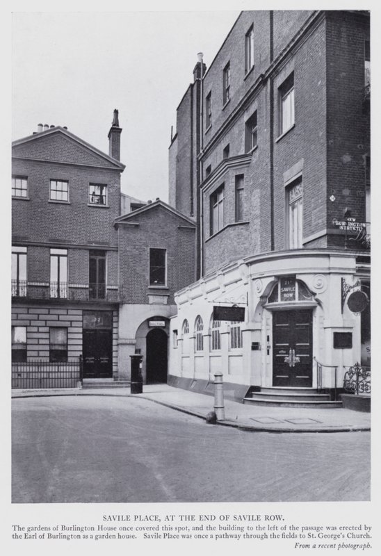 Londres: Savile Place, no final da Savile Row (foto a p/b) de English Photographer