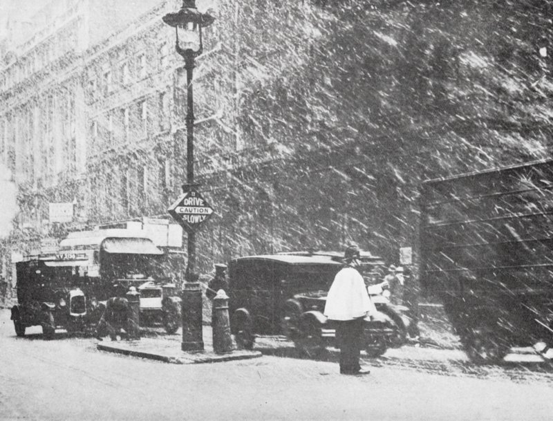 Londres na neve (fotografia a preto e branco) de English Photographer