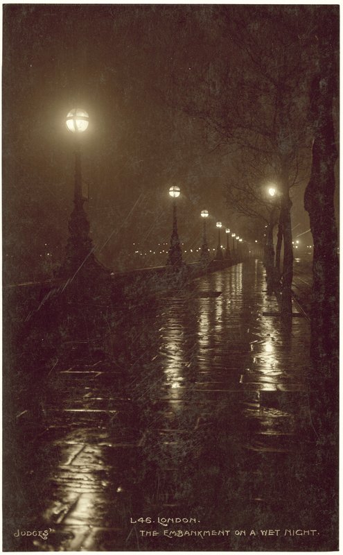 Londres, o Embankment numa noite húmida (fotografia a preto e branco) de English Photographer