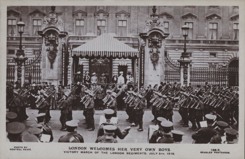 Londres dá as boas-vindas aos seus próprios rapazes, Marcha da Vitória dos regimentos de Londres, 5 de Julho de 1919 (foto a p/b) de English Photographer