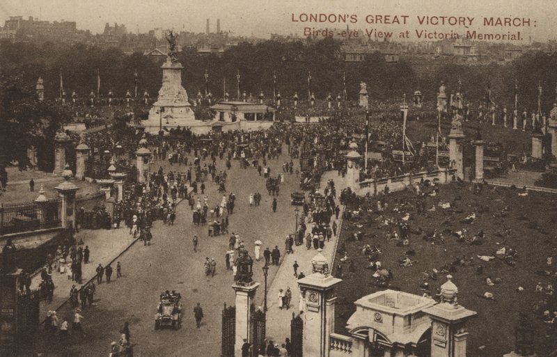 Marcha da Grande Vitória de Londres, vista aérea no Victoria Memorial (foto a p/b) de English Photographer