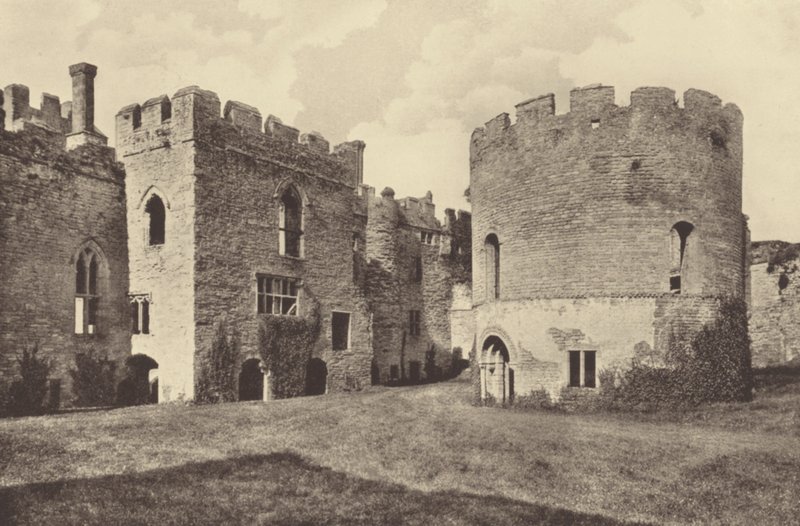 Castelo de Ludlow, ala interior e capela redonda (fotografia a preto e branco) de English Photographer