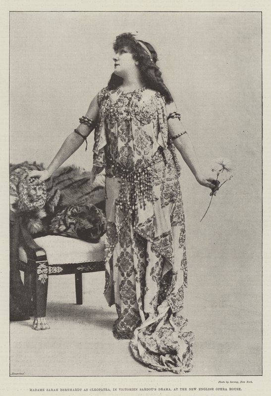 Madame Sarah Bernhardt como Cleópatra, em Victorien Sardous Drama, na New English Opera House de English Photographer