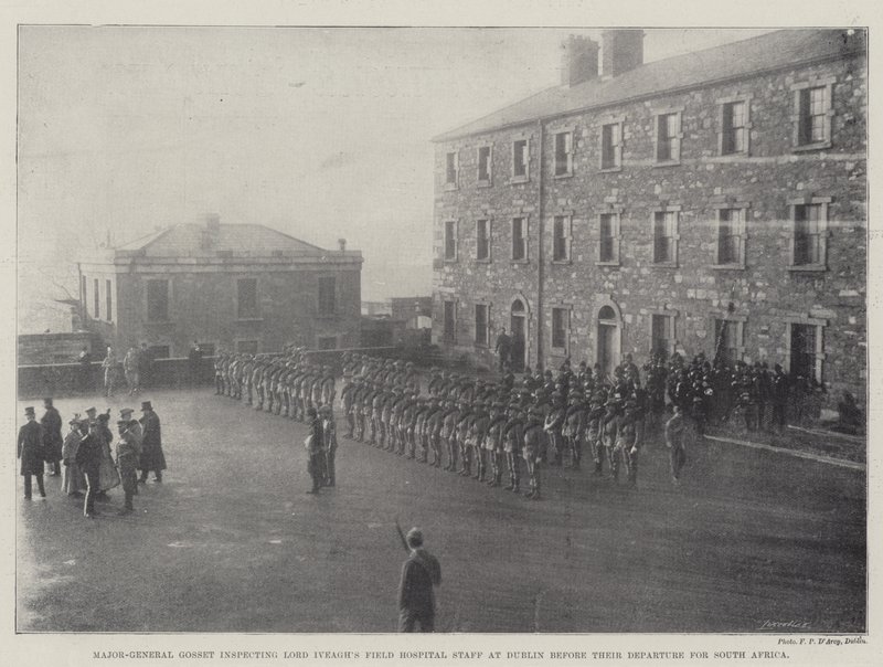 Major-General Gosset inspecionando o pessoal do Hospital de Campo Lord Iveaghs em Dublin antes da sua partida para a África do Sul de English Photographer
