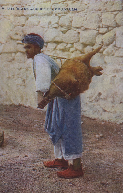 Homem a transportar água, Jerusalém (fotografia a cores) de English Photographer