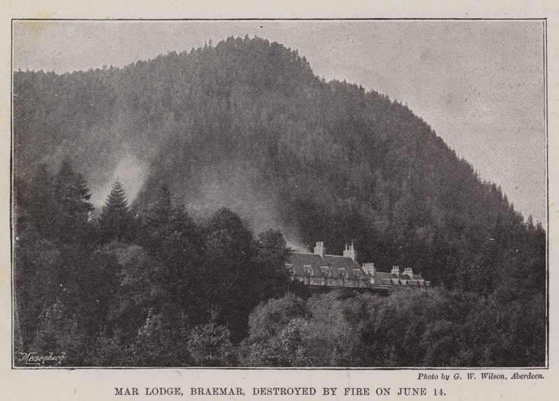 Mar Lodge, Braemar, destruído pelo fogo em 14 de junho de English Photographer