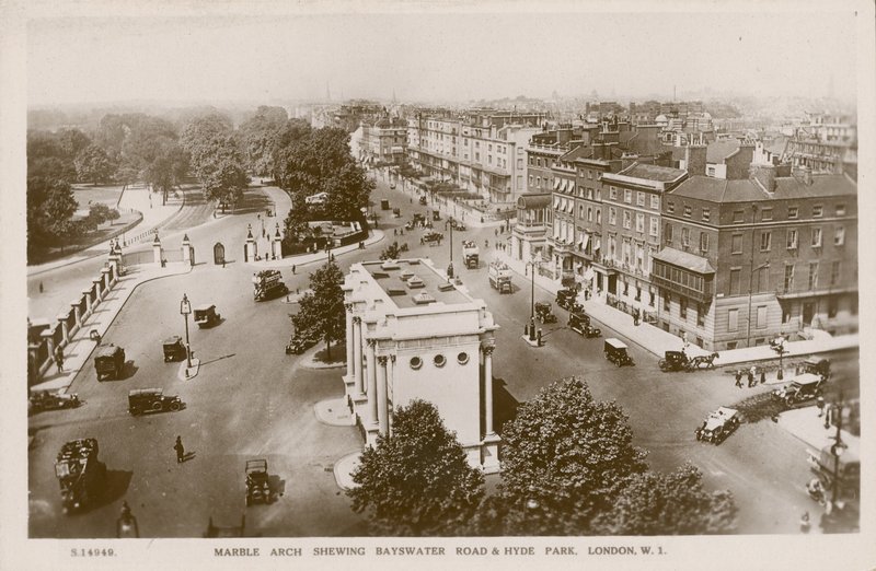 Arco de mármore mostrando Bayswater Road e Hyde Park, Londres de English Photographer