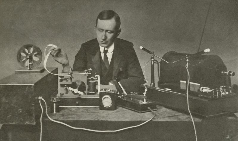 Marconi com um aparelho sem fio precoce (foto a p/b) de English Photographer